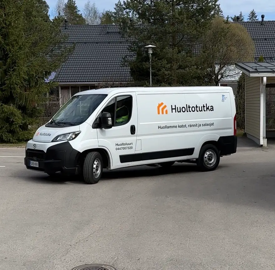 Huoltotutkan pakettiauto matkalla huoltokäynnille, kiinteistöhuolto pääkaupunkiseutu