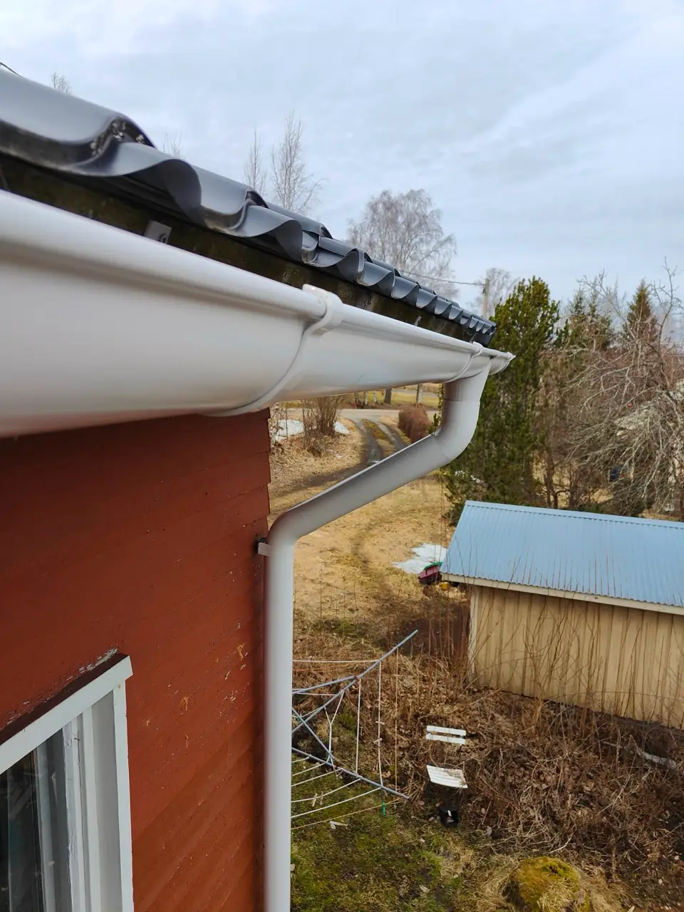 Talon räystään alla kulkee uusi, ehjän näköinen sadevesikouru