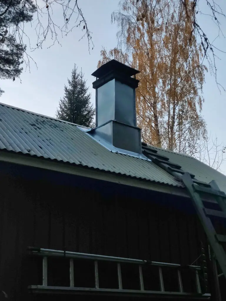vanha peltikatto ja piipun pellit, savupiipun juuren pellitys tarkastusta varten