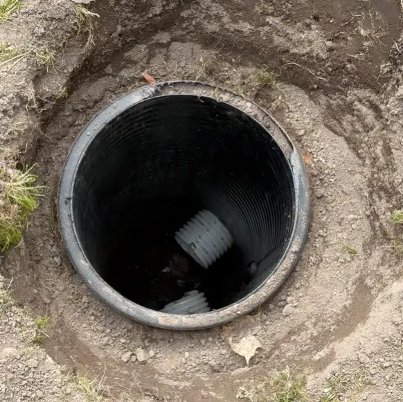 salaojien tarkastuskaivo pihalla aukinaisena